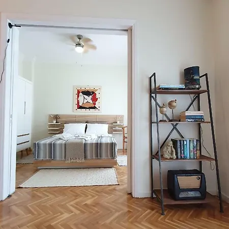 Urban Deluxe Apartment *