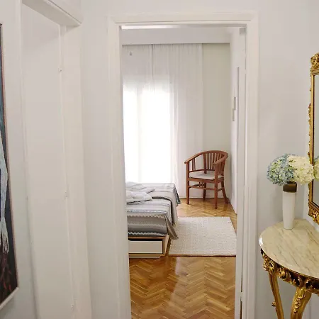 Urban Deluxe Apartment *